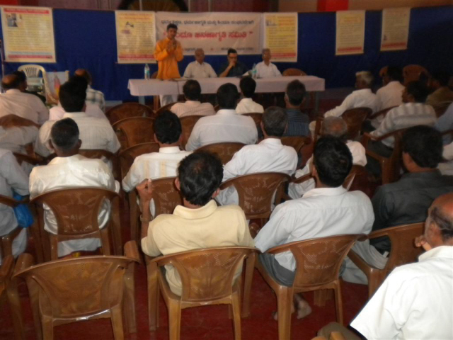 Temple trustees present for the meeting; Mr. Mohan Gowda of HJS addressing